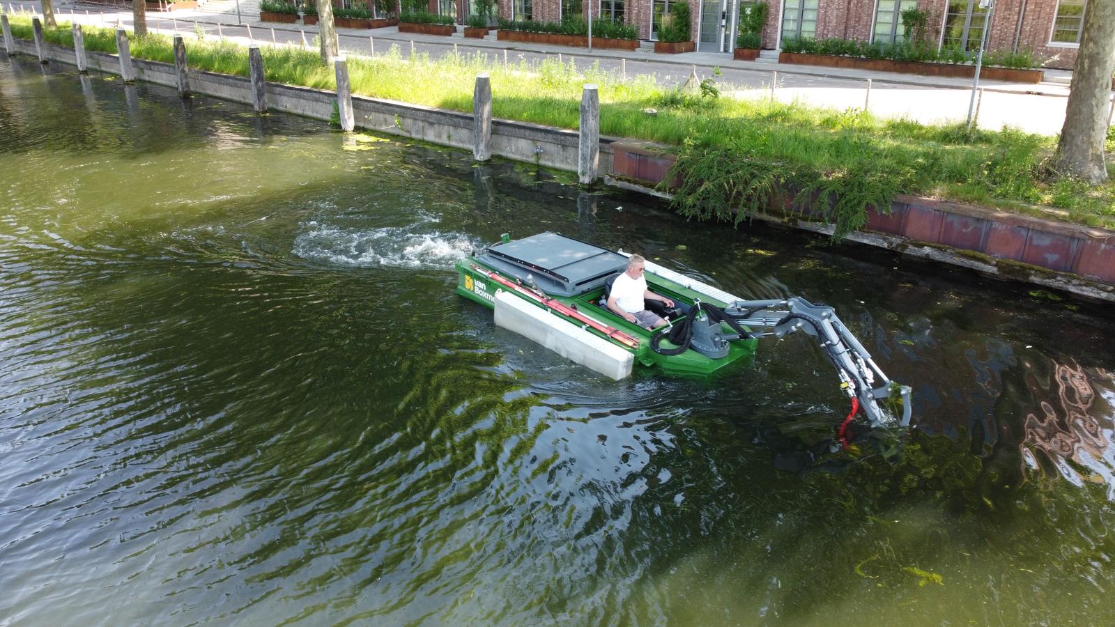 Maaien en ruimen van waterpartijen in Helmond