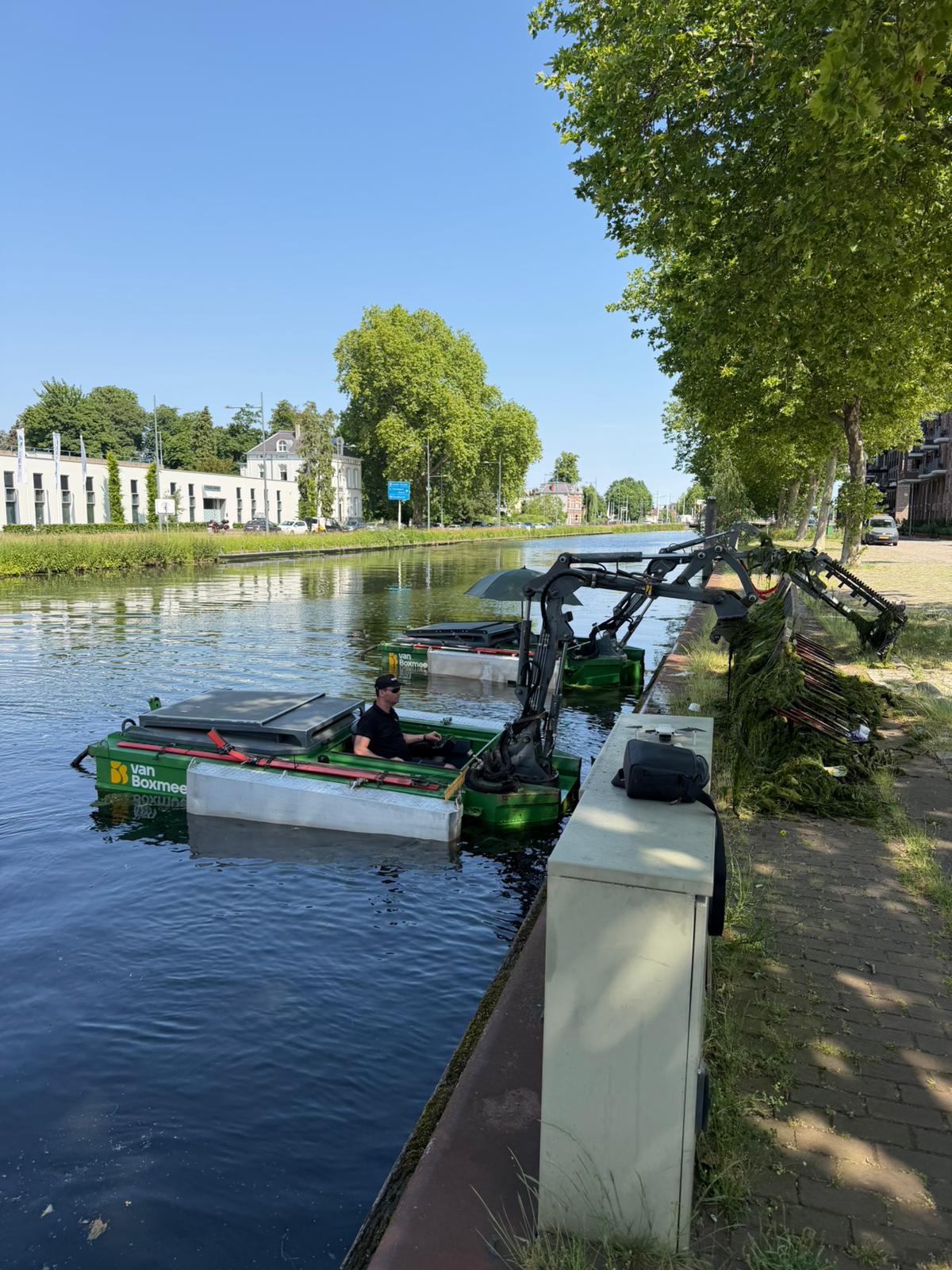 Maaien en ruimen van waterpartijen in Helmond