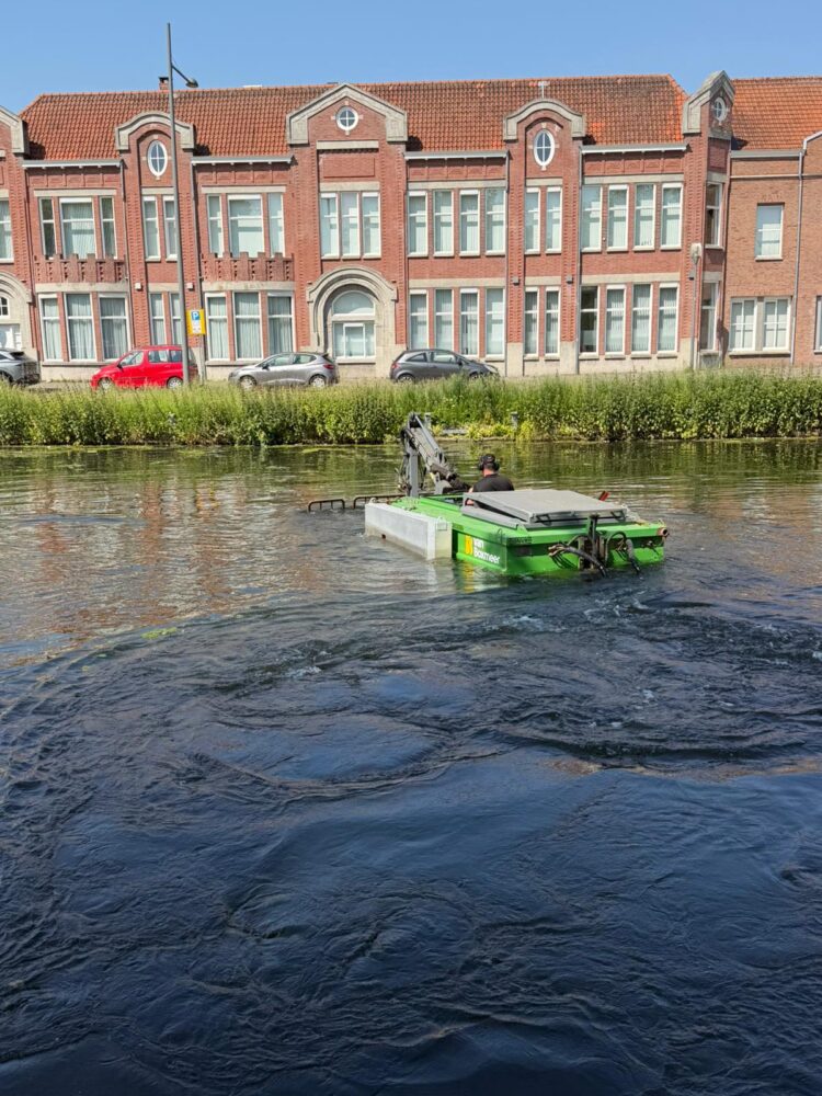 Maaien en ruimen van waterpartijen in Helmond